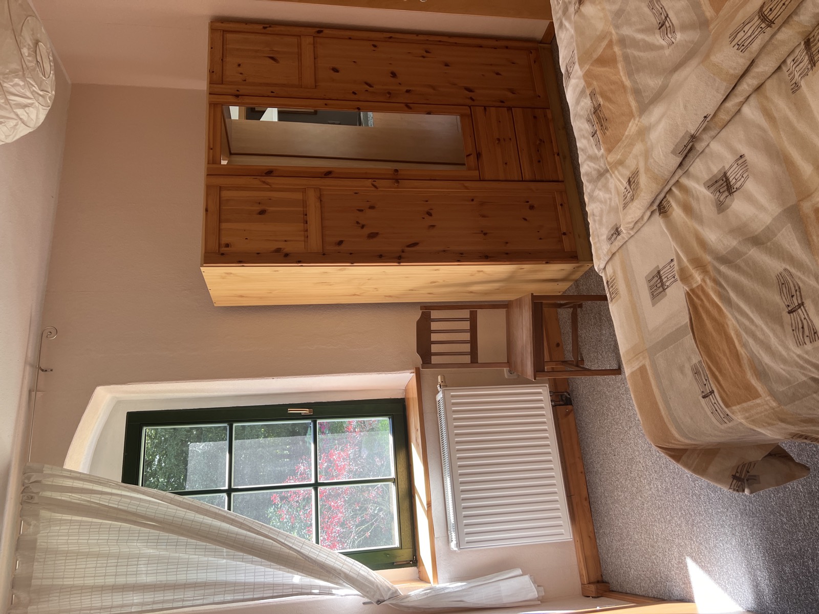Schlafzimmer mit Doppelbett und Waldblick